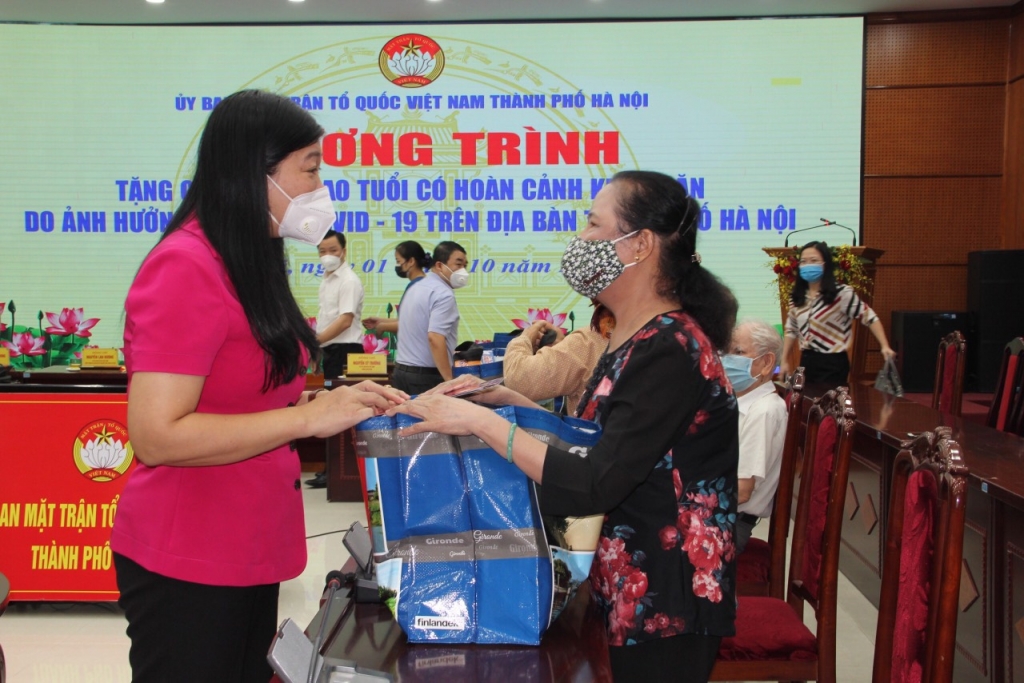 Hà Nội Trao tặng 600 suất quà cho người cao tuổi có hoàn cảnh khó khăn do dịch COVID-19